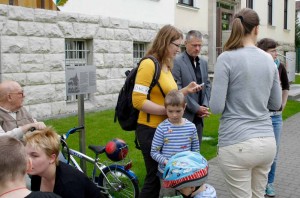 Die Eltern sprachen mit Bürgermeister Speer über die Betreuung ihrer Sprösslinge und forderten eine bessere Bezahlung des Kita-Personals. (Foto: Jörg Levermann)
