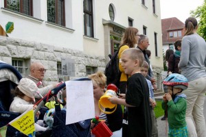 „Faire Bezahlung für gute Arbeit“ hatte eine Mutter auf einem kleinen Plakat notiert und an einem Kinderwagen ihrer Tochter gehängt. (Foto: Jörg Levermann)