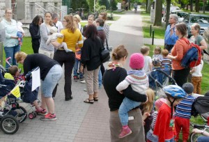 „Faire Bezahlung für gute Arbeit“ hatte eine Mutter auf einem kleinen Plakat notiert und an einem Kinderwagen ihrer Tochter gehängt. (Foto: Jörg Levermann)