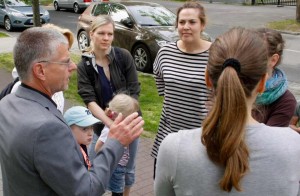 Bürgermeister Bernd Speer diskutiert mit Müttern über die Betreuung ihrer Kinder und fragen nach einer Notbetreuung. (Foto: Jörg Levermann)
