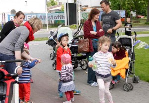 Noch immer überwiegt in Familien die klassische Rollenteilung. Lediglich ein Vater in Elternzeit, war mit seinen beiden Kindern zur Kundgebung vor dem Rathaus gekommen. (Foto: Jörg Levermann)