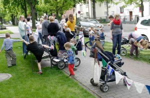 Den Kindern schien es ganz gelegen zu kommen, den Tag mit ihren Müttern zu verbringen und sie zur Kundgebung vor dem Rathaus zu begleiten. (Foto: Jörg Levermann)