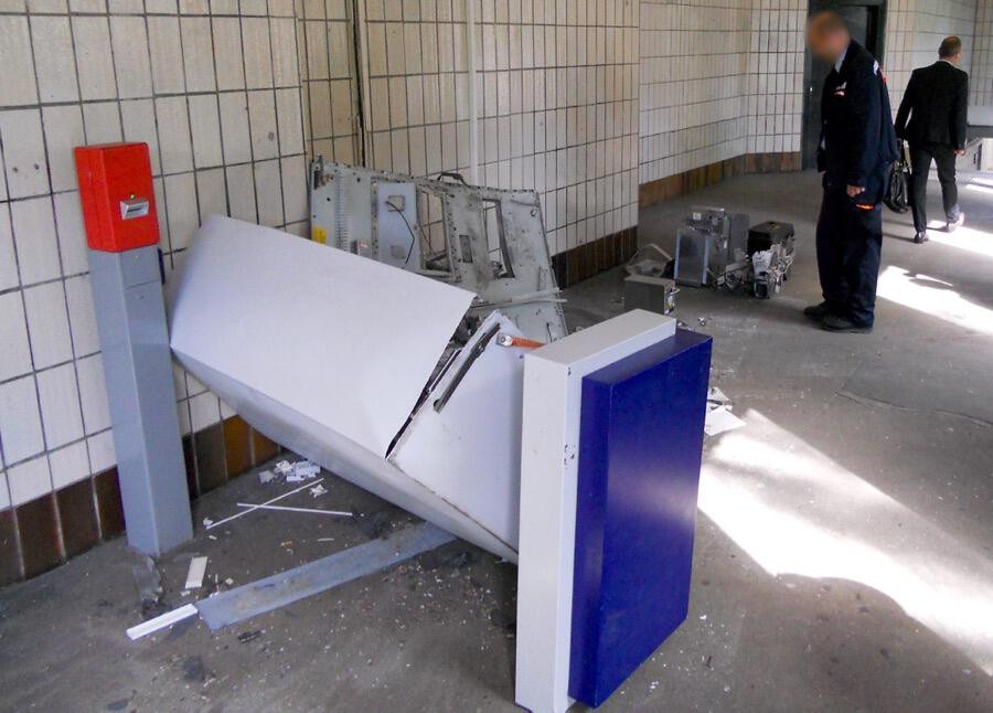 Unbekannte sprengten gestern den noch verbliebenen Fahrscheinautomat am S-Bahnhof Eichwalde (Foto: Jörg Levermann)