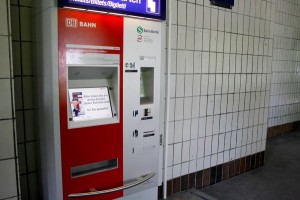 Ein neuer Fahrscheinautomat ist am Bahnhof in Eichwalde wieder verfügbar. (Foto: Jörg Levermann)