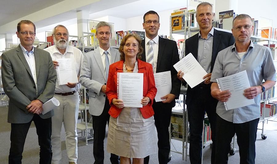 Nach der Vertragsunterzeichnung (v.l.n.r.): Dr. Uwe Malich, Thomas Worms, Jörn Perlick, Sabine Weller, Carsten Saß, Markus Mücke, Bernd Speer. (Foto: LDS)