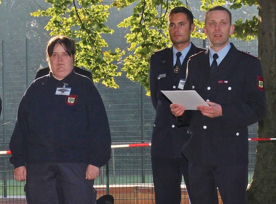 Eichwaldes Wehrführer René Schildberg überreichte am Sonnabend Kerstin Strohschein die Ehrennadel der Landesjugendfeuerwehr. (Foto: Freiwillige Feuerwehr Eichwalde, Oliver Hein)