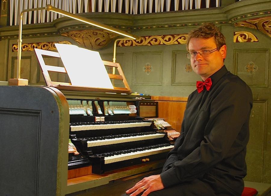 Pavel Äerný an der Parabrahm-Orgel in Eichwalde (Foto: Burkhard Fritz)