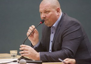 Thomas von Salm-Hoogstraeten (CDU) moderierte die Diskussion in der Schulzendorfer Mehrzweckhalle. (Foto: Jörg Levermann)