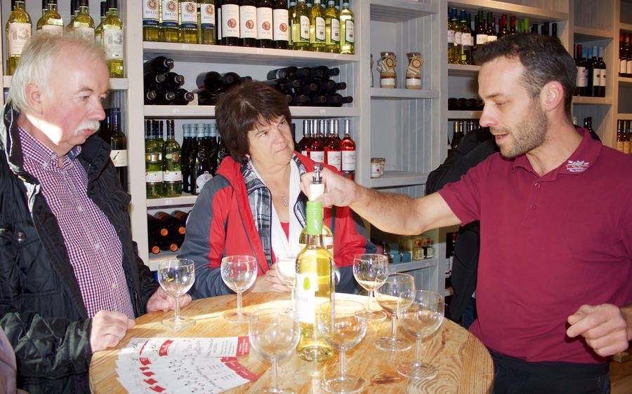 Bei der Eröffnung des neuen Wein- und Feinkostgeschäftes bot der neue Vorstandsvorsitzende des Eichwalder Gewerbeverbandes Harald Gebauer (links) den Betreibern des Ladens seine Unterstützung an. (Foto: Jörg Levermann)