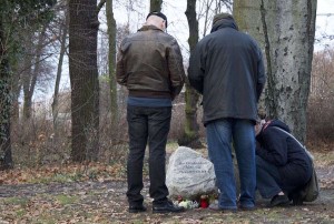 Ein schlichter Feldstein erinnert an die 14-Jährige Alyssa aus Eichwalde. Sie wurde vor zwei Jahren ermordet. In kleinem Rahmen gedachten am Mittwoch die Eltern, Verwandte, Freunde der Familie und der Bürgermeister der getöteten Schülerin. (Foto: Jörg Levermann)