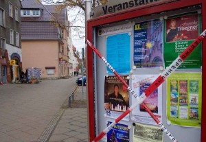 Zerstörte Glasscheibe der Informationstafel an der Bahnhofstraße. (Foto: Jörg Levermann)