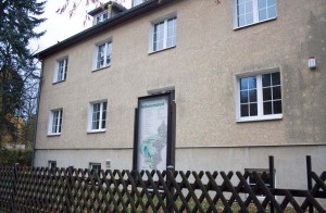 Im alten Gemeindeamt in der Otto-Krien-Straße und auf dem dazu gehörenden Grundstück möchte der Landkreis Dahme-Spreewald zwischen 80 und 120 Asylsuchende und Flüchtlinge einquartieren. (Foto: Jörg Levermann)