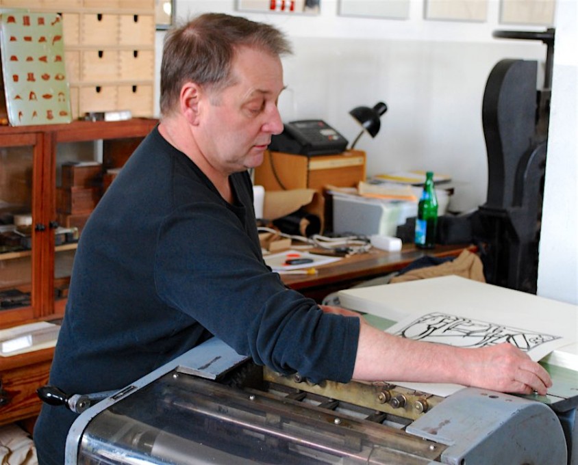 Hilmar Koch beherrscht noch den Umgang mit alten Druckmaschinen und Bleisatz. (Foto: Burkhard Fritz)
