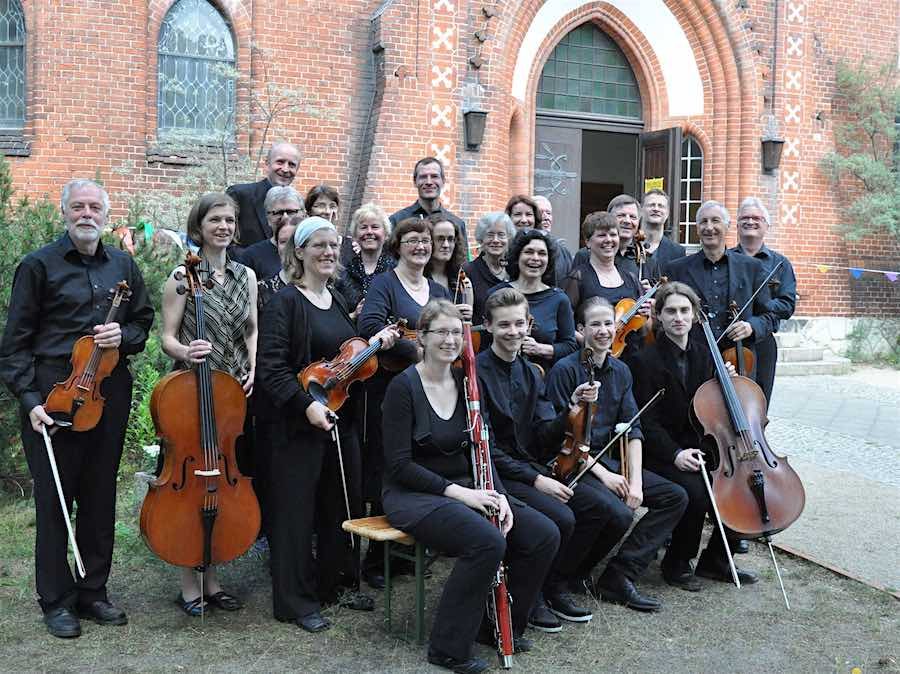 Mit neuem Dirigenten: Das Schmöckwitzer Kammerorchester wählte 2015 Gabriel Safron zu ihrem Dirigenten. (Foto: Henri Nieke, Schmöckwitzer Kammerorchester)