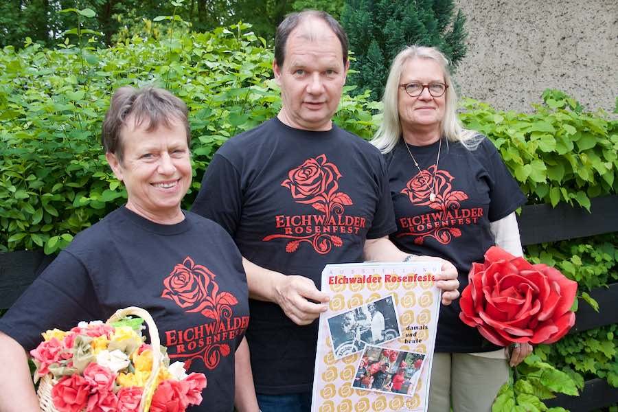Cornelia Lotsch (links), Jörg Jenoch und Claudia Eichler stellten kürzlich das Programm zum 50. Rosenfest in Eichwalde vor. (Foto: Jörg Levermann)