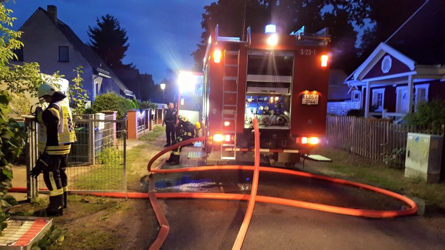 In einem rund vierstündigen Einsatz löschte die Eichwalder Feuerwehr einen Garagenbrand, unterstützt von Zeuthener und Schulzendorfer Kameraden. (Foto: FW Eichwalde, Sven Bücksler)