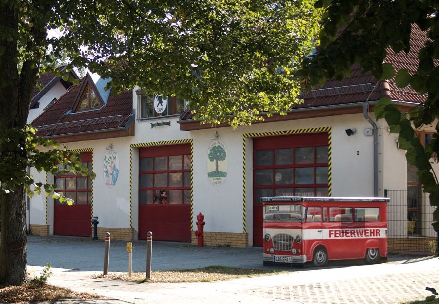 1994 wurde es in Dienst gestellt, das Gerätehaus der Freiwilligen Feuerwehr in Eichwalde. Insgesamt vier Fahrzeuge sind darin untergebracht. Im Obergeschoss befindet sich ein Schulungssaal und weitere Räume. (Foto: Jörg Levermann)