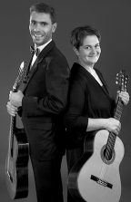 Das Gitarrenduo Katrin und Reinhard Jungrichter geben am Sonnabend ein Konzert in der Alten Feuerwache in Eichwalde. (Foto: Raimond Munschke)