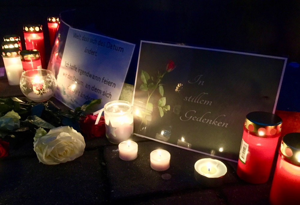 Als ein Zeichen gegen Terror und Gewalt und im Gedenken an die Opfer des Anschlags am Montag in Berlin legten viele Menschen in Eichwalde Blumen an der Alten Feuerwache ab, entzündeten Kerzen. (Foto: Jörg Levermann)
