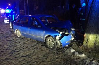 Zweiter Unfall am Abend: Fahrer mit gesundheitlichen Problemen prallte gegen Baum. Zweiter Unfall am Abend: Fahrer mit gesundheitlichen Problemen prallte gegen Baum. (Foto: Stefano Hoffert, FW Eichwalde)