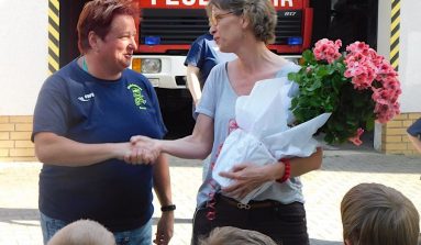 Tina Fischer (rechts) bedankt sich mit einem Blumenstrauß bei Feuerwehrfrau Kerstin Schildberg für ihre Arbeit mit dem jüngsten Feuerwehrnachwuchs. (Foto: Christian Könning, Landtagsbüro Tina Fischer)