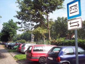 Parken und Reisen: Parkbuchten an der Heinrich-Heine-Allee (Foto: jl)