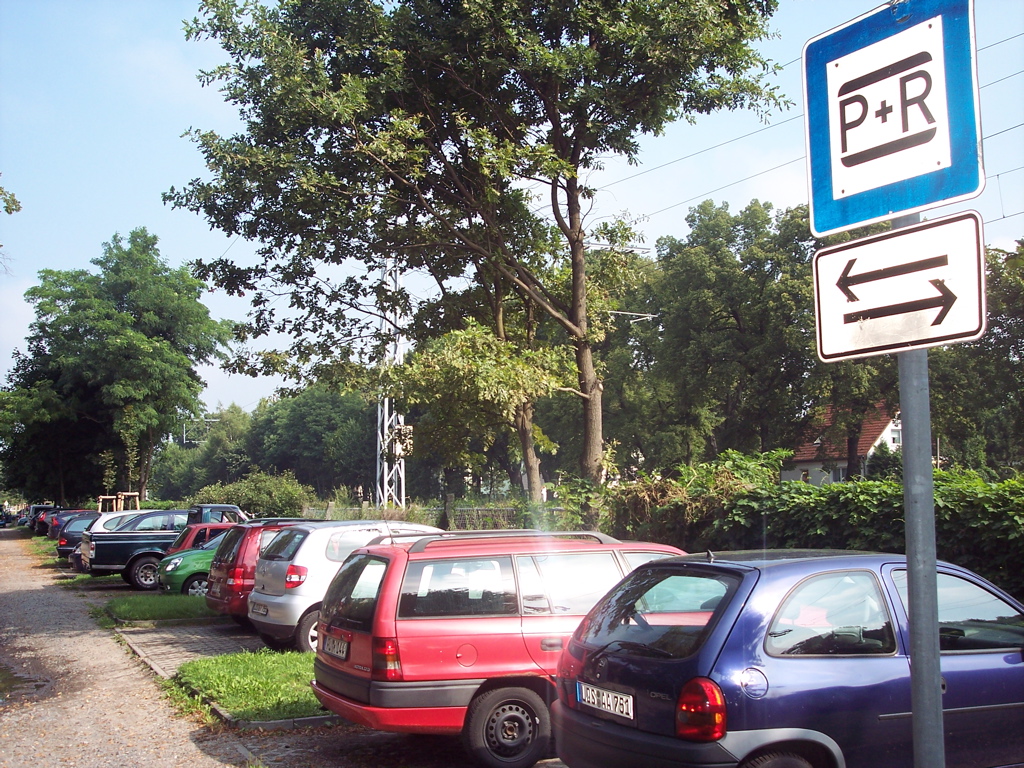 Parken und Reisen: Parkbuchten an der Heinrich-Heine-Allee (Foto: jl)