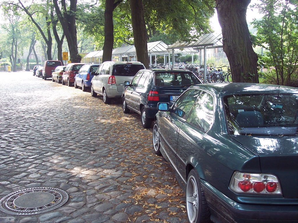 Parkplätze an der August-Bebel-Allee zwischen der Waldstraße und Bahnhofstraße. (Foto: jl)