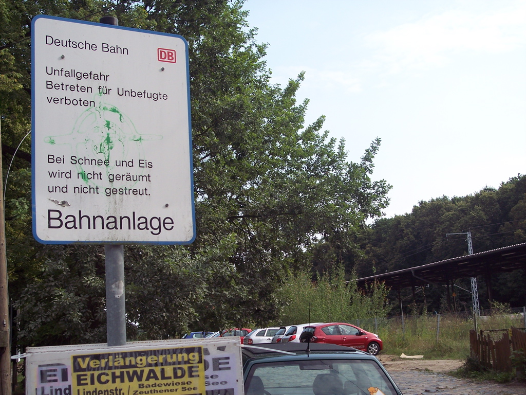 Knöllchenfalle: Kein Parklplatz ist die gepflasterte Fläche am S-Bahnhof Eichwalde.