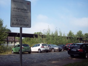 Parkende Autos auf dem Bahngelände. (Foto: jl)