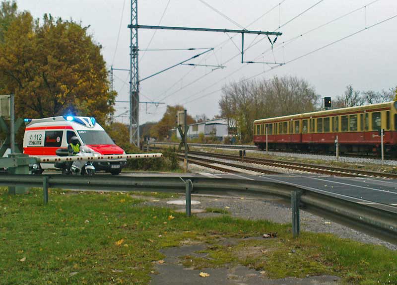 Rettungseinsatz mit Haltepause. Minutenlang mussten die Rettungssanitäter an der geschlossenen Schranke warten. (Foto: Peter Sprenger)