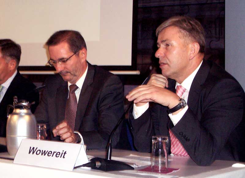 Matthias Platzeck (li.), Ministerpräsident des Landes Brandenburg und Klaus Wowereit (re.), regierender Bürgermeister Berlins waren als Gäste im Dialogforum. (Foto: jl)