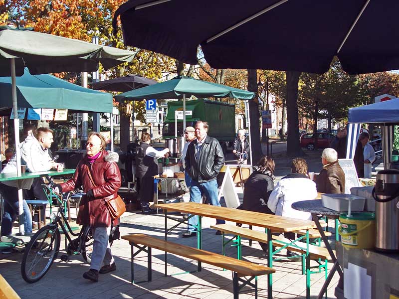 Nur wenige Besucher kamen zum Schlachtfest auf dem Eichwalder Markt- und Festplatz. (Foto: jl)