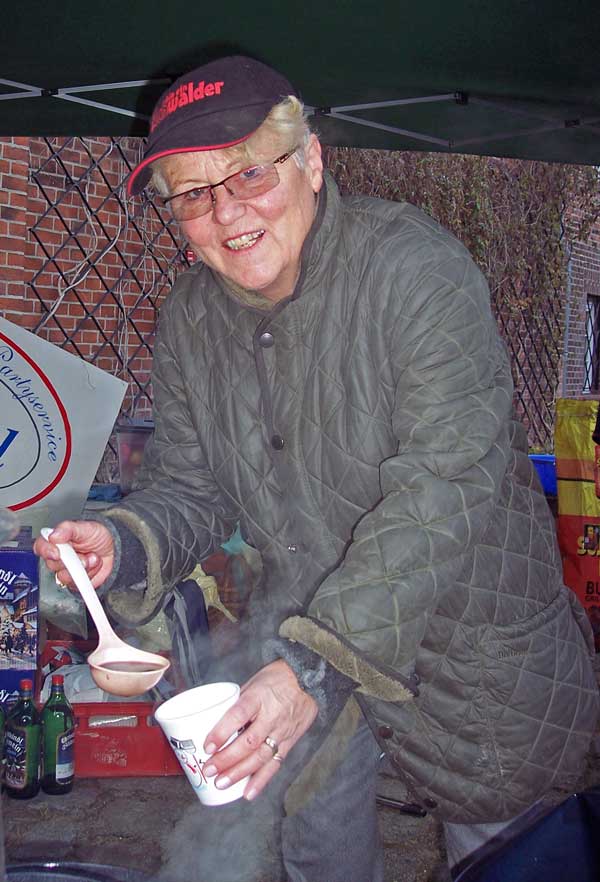Annegret Boas vom Eichwalder Heimatverein schenkt Glühwein ein. (Foto: jl)