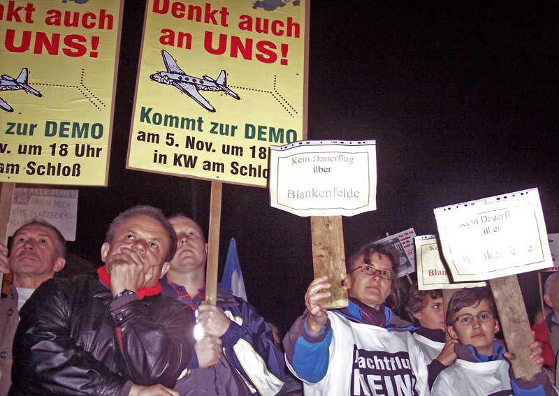 Mit Plakaten protestieren Bürgerinnen und Bürger aus Umlandgemeinden und Berlin gegen die geplanten Flugrouten. (Foto: jl)