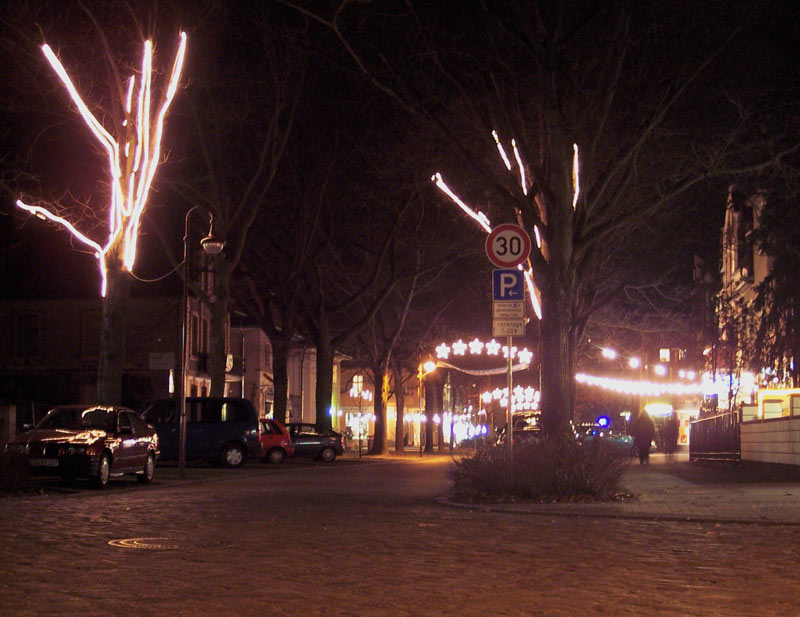 Vorweihnachtliche Stimmung vermittelt die festlich beleuchtete Bahnhofstraße. (Foto: jl)