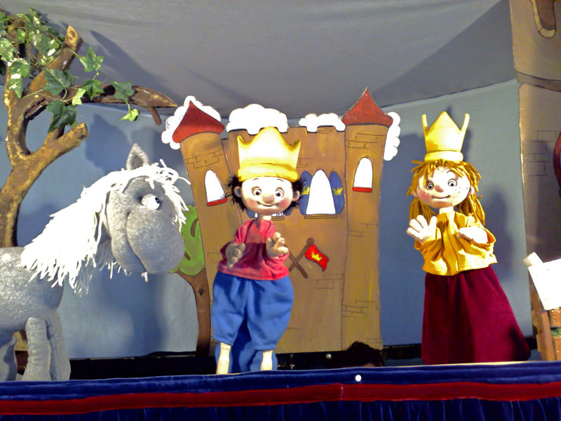 Der Kleine König residiert am 10. November in der Alten Feuerwache. (Foto: Berliner Puppentheater)