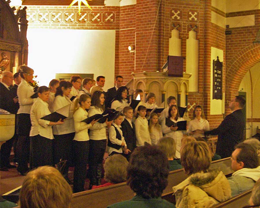 Der Chor der Erwachsenen und Kinder der Neuapostolischen Kirche. (Foto: Burkhard Fritz)