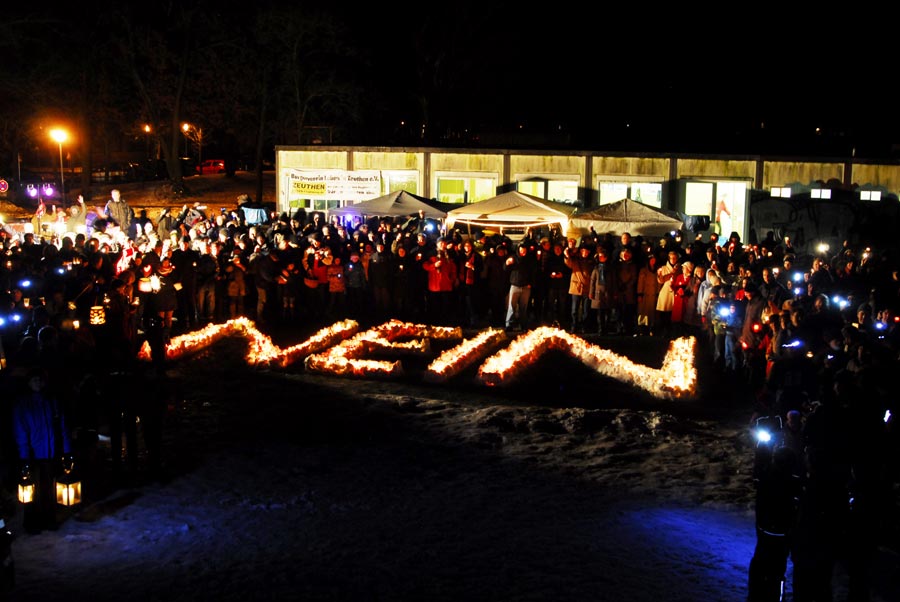 Mit einem NEIN aus Kerzen setzten am vergangenen Sonnabend rund 1.000 Menschen in Zeuthen ein Lichtzeichen gegen Fluglärm. (Foto: BLiZ, Kai-Uwe Küchler)