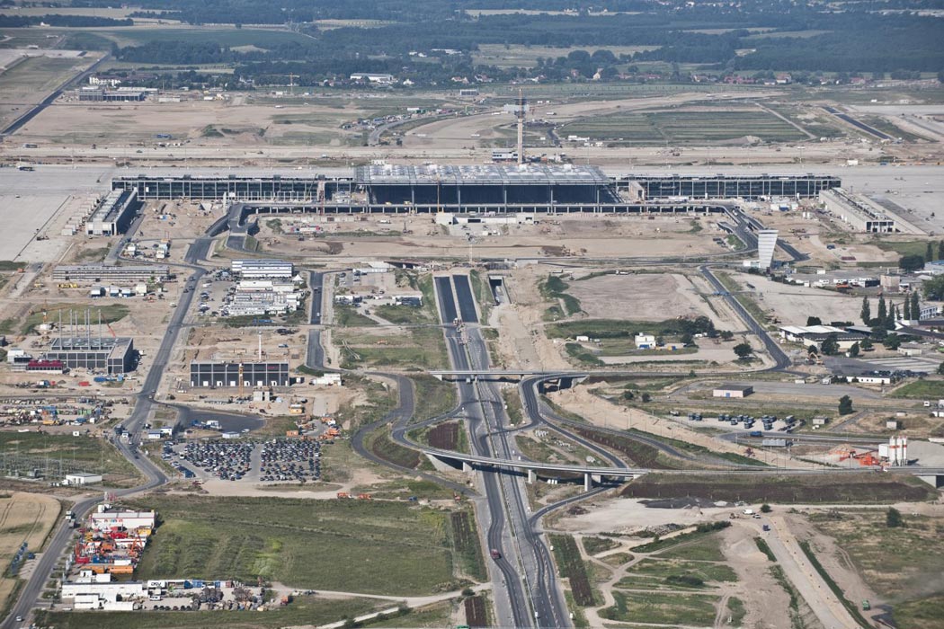 Das künftige Terminal des Großflughafens Schönefeld. Die geplanten Flugrouten und der Standort Schönefeld sind Konfliktstoff in der Region. (Foto: Günter Wicker, Berliner Flughäfen)