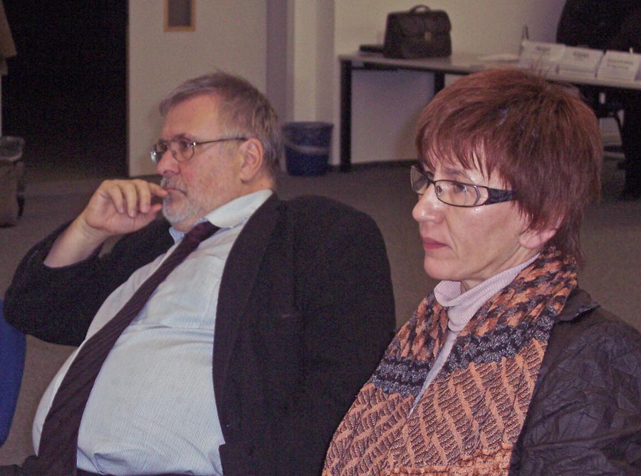 Rainer Bretschneider, Staatssekretär des Landes Brandenburg (li.) und Kathrin Schneider (re.) berichteten über die Sitzung der Fluglärmkommission. (Foto: jl)