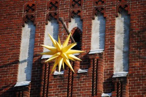 Herrenhuther Stern am Portal der evangelischen Kirche am Händelplatz. (Foto: Burkhard Fritz)