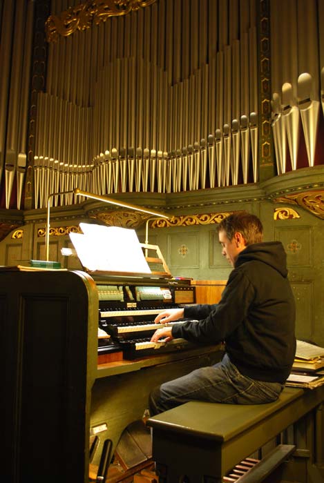 Peter Aumeier verzauberte vor allem mit seinen Improvisationen die Zuhörer des Adventskonzerts in der Eichwalder evangelischen Kirche. (Foto: Burkhard Fritz)