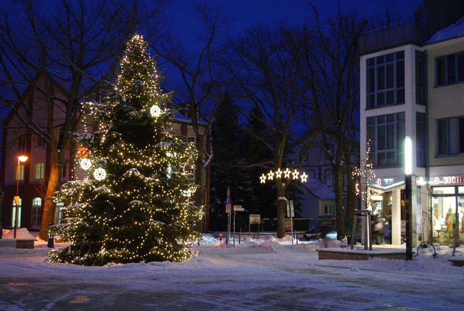 Festlich geschmückter Weihnachtsbaum am Markt- und Festplatz in Eichwalde. (Foto: Burkhard Fritz)