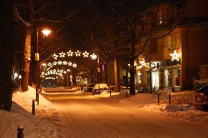 Verschneite Bahnhofstraße mit weihnachtlicher Festbeleuchtung. (Foto: Burkhard Fritz)