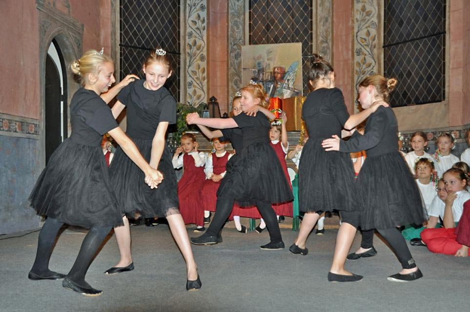 Kinder tanzten in der Patronatskirche im Rahmen der Kinderweihnacht. (Foto: Herbert Burmeister)