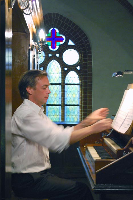 Peter Aumeier, Organist der evangelischen Kirchengemeinde, greift in die Tasten. (Foto: Burkhard Fritz)