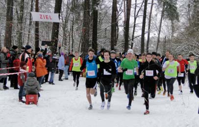 Silvesterlauf in Karolinenhof kurz nach dem Start im vergangenen Jahr. (Foto: Hannes Uhthoff)