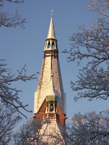 Evangelische Kirche mit schneebedeckten Dächern. (Foto: Burkhard Fritz)