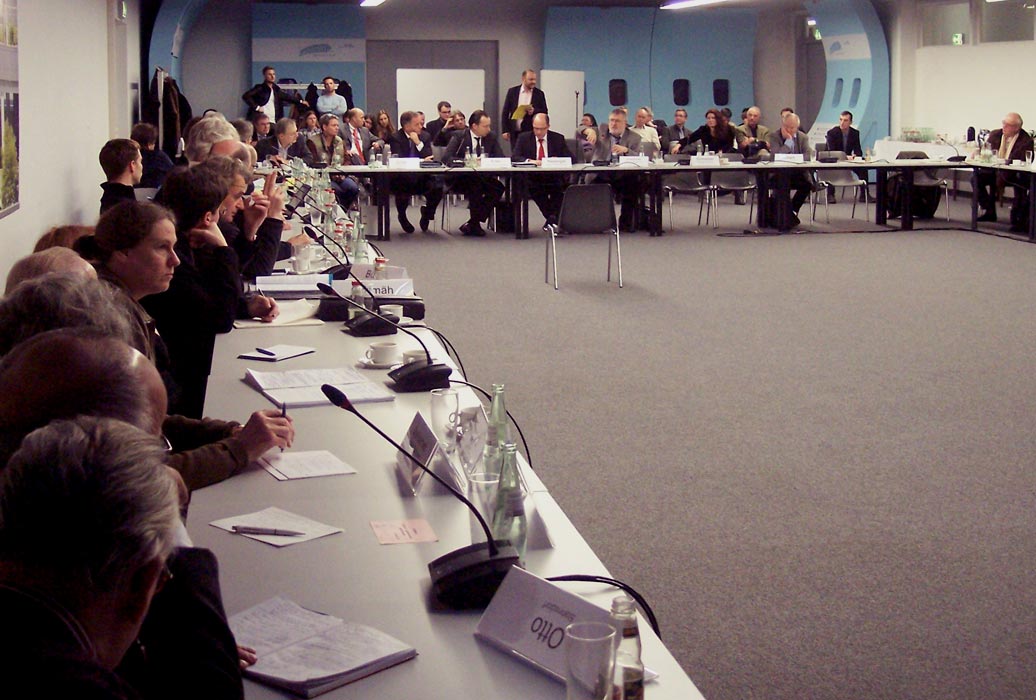 Vertreter von Bürgerinitiativen und Medien informierten gestern sich über Verhandlungen der Fluglärmkommission. (Foto: Jörg Levermann)
